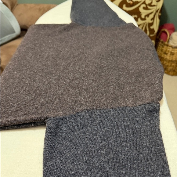 Guess Dark Gray & Brown V-Neck Wool Blend Medium Sweater, Made in Italy. - Picture 5 of 12